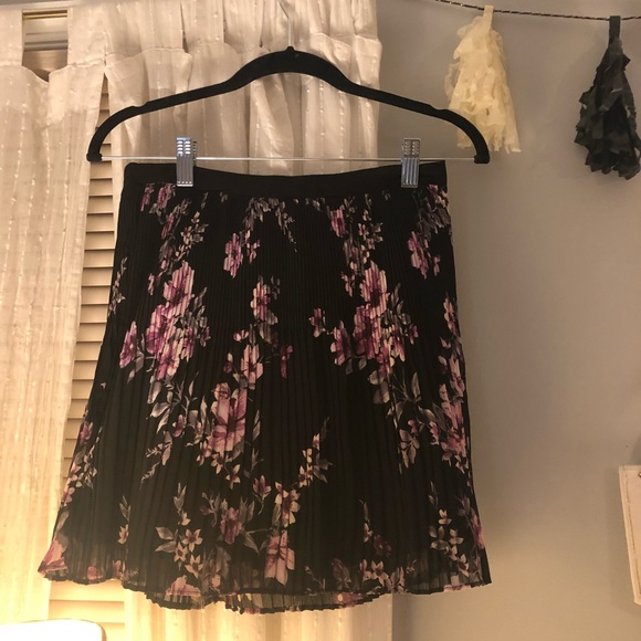 Forever 21 floral skirt ! - Picture 2 of 3